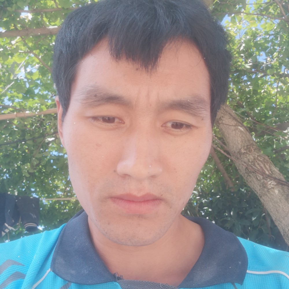 高大用项链的照片