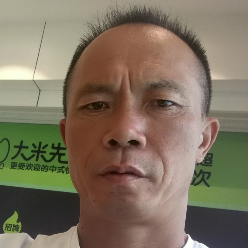 苗条深拥暖阳的照片