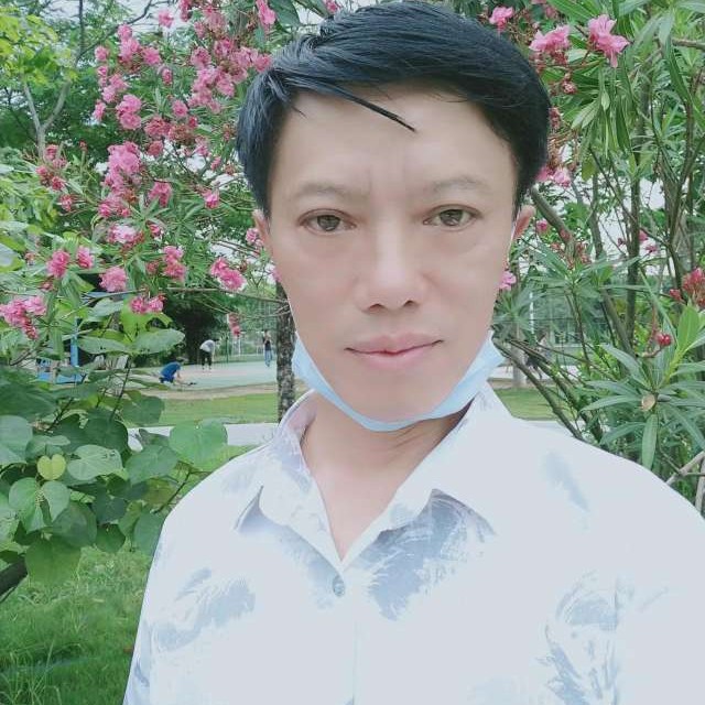 苗条挽手玫瑰的照片