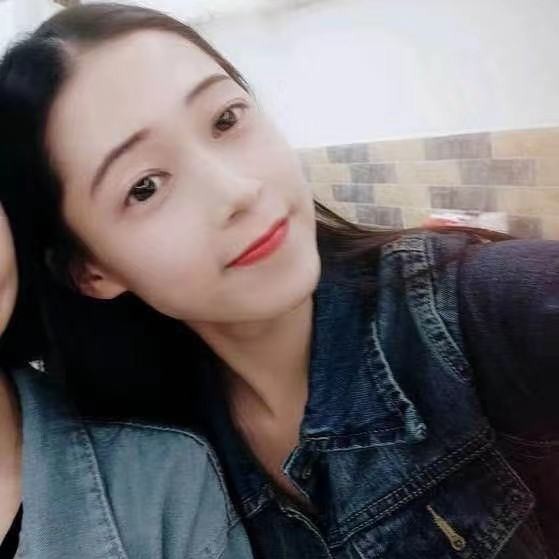 小懒虫蹙眉忧心的照片
