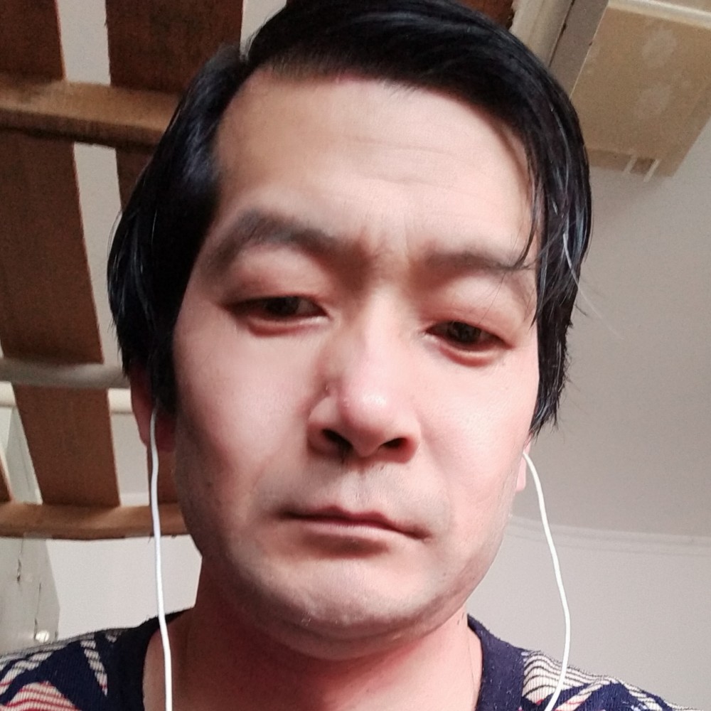 俊逸拿西装的照片