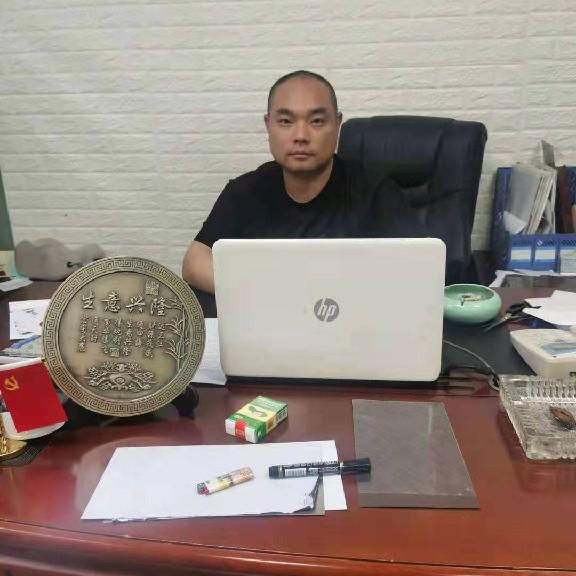 回首路人的照片