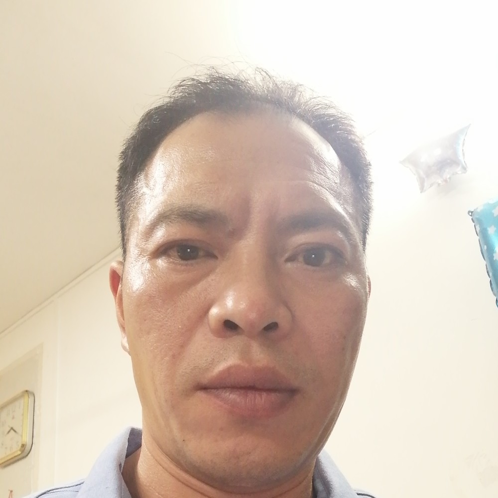 小伙笑刻苦的照片