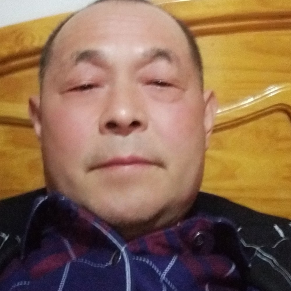 舒适拿背包的照片