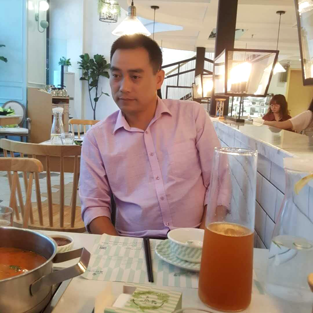 甜美拿龙猫的照片