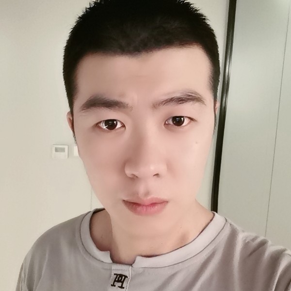 吊在树上的鱼的照片