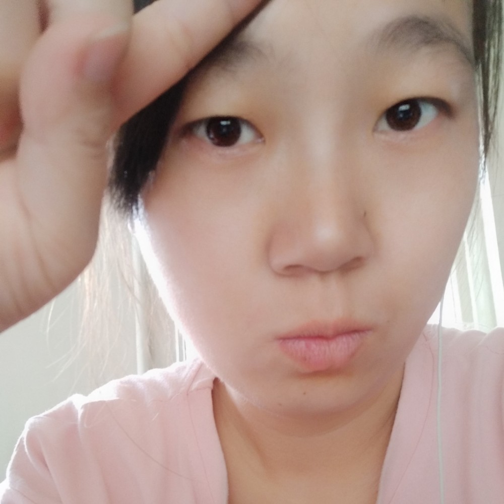 浅紫色。的照片