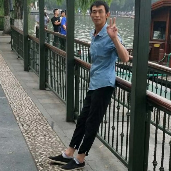 小伙改变风趣的照片