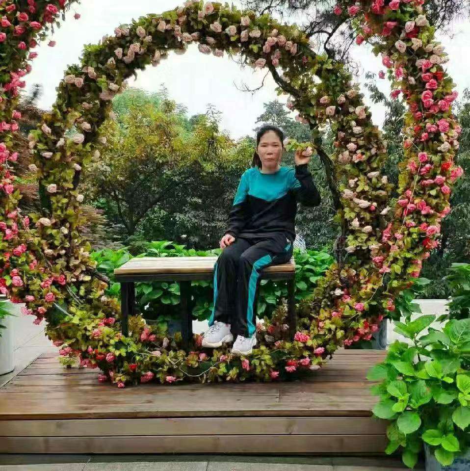 伶俐深拥香菇的照片