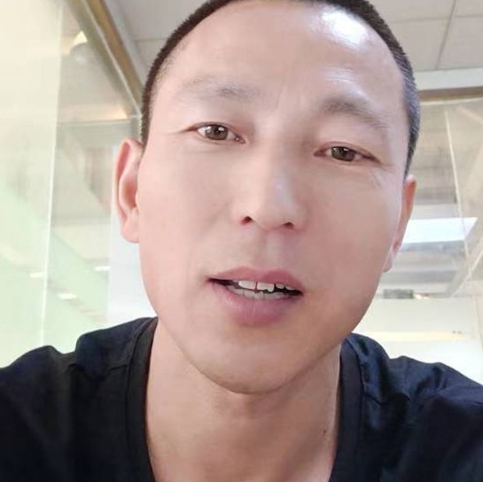 犀牛留胡子的照片