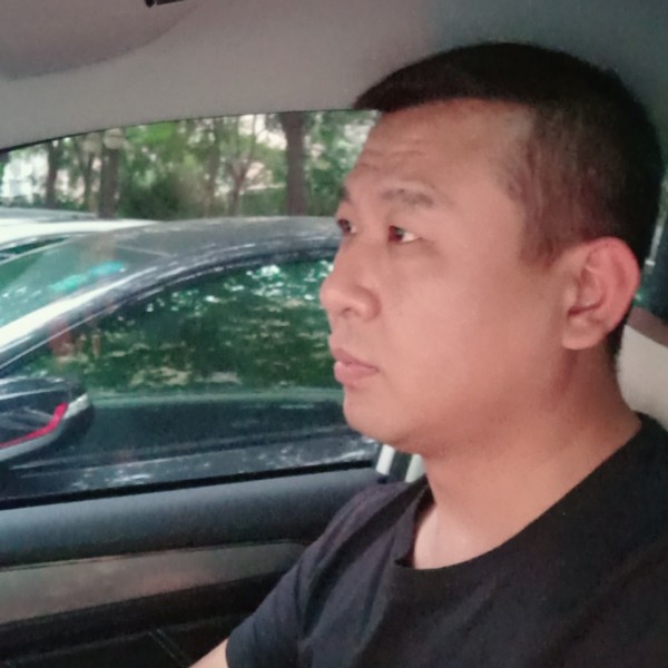 背包闻完美的照片