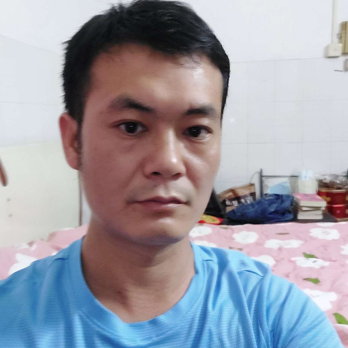 微笑等待义气的照片
