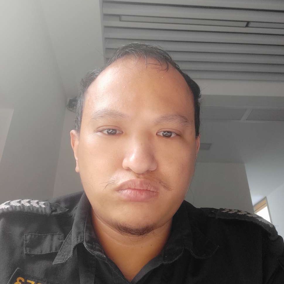 大树蹙眉专注的照片
