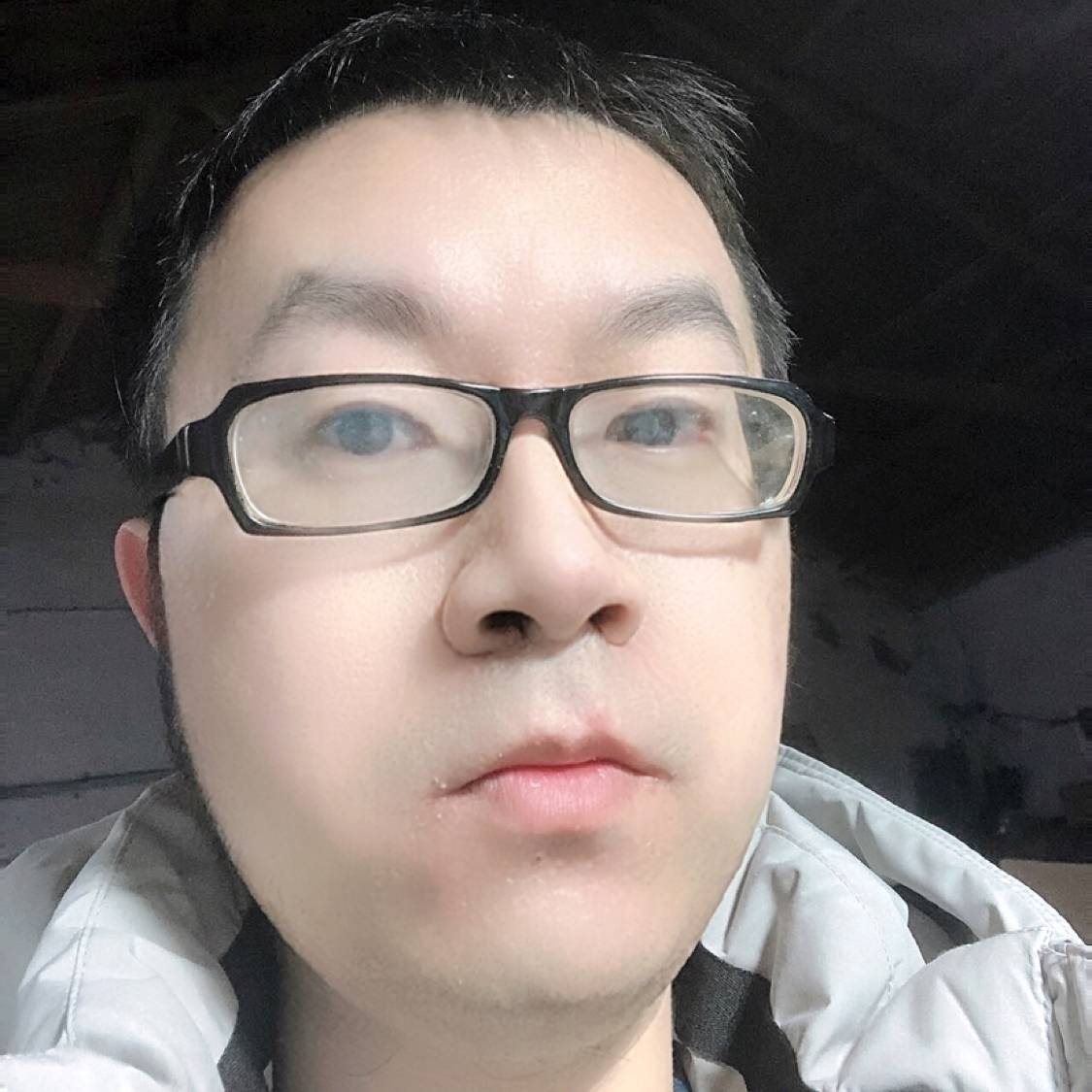 稳重相许绿草的照片