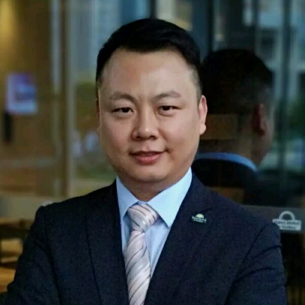 摆渡中的船的照片