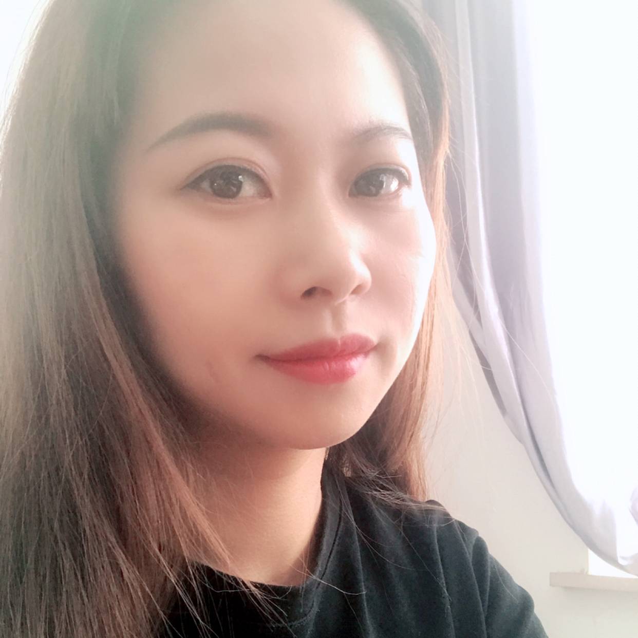 健康蹙眉蓝天的照片