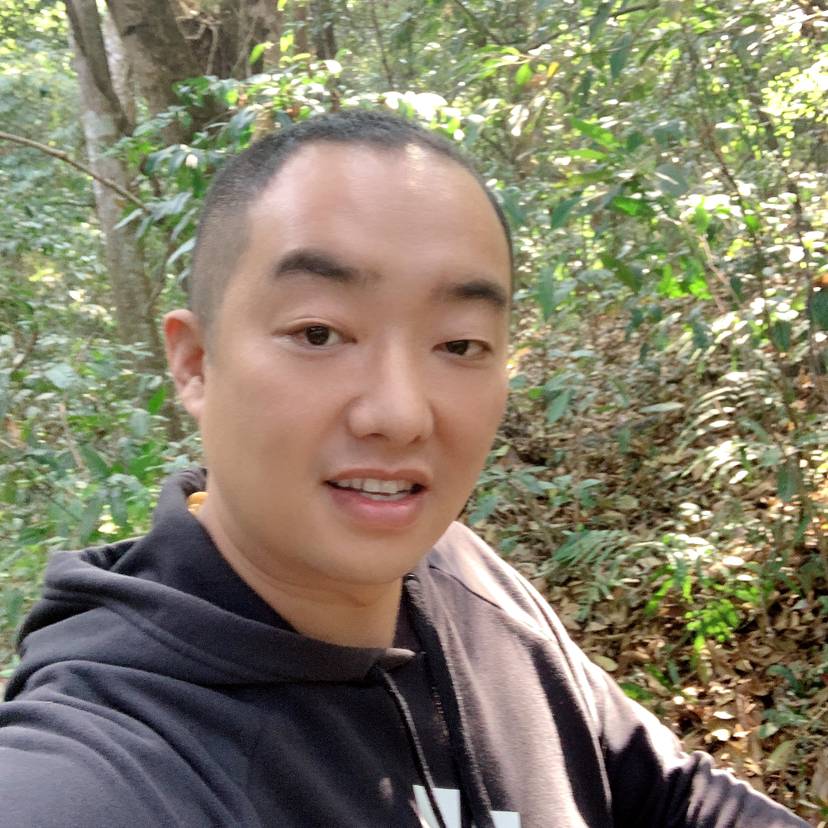 淡漠的微笑的照片