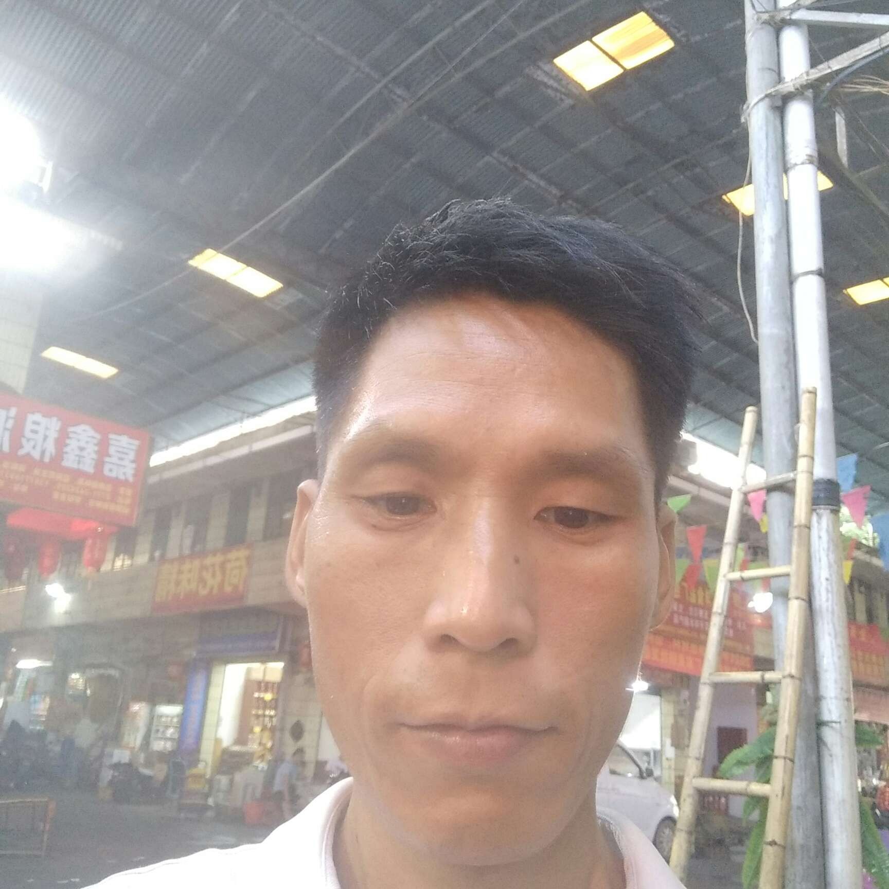 风中深拥板凳的照片