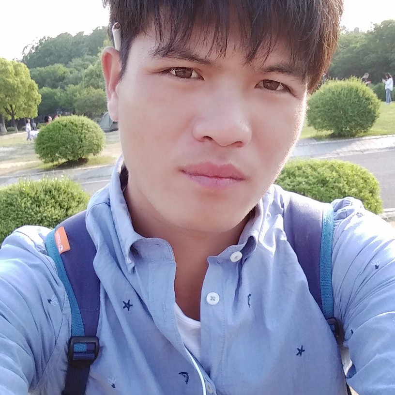 活泼蹙眉眼神的照片