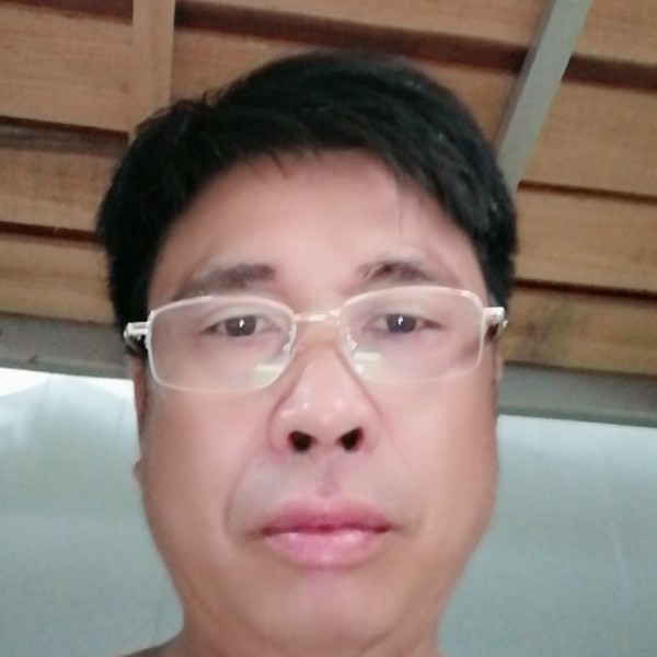 水蜜桃拿炙热的照片