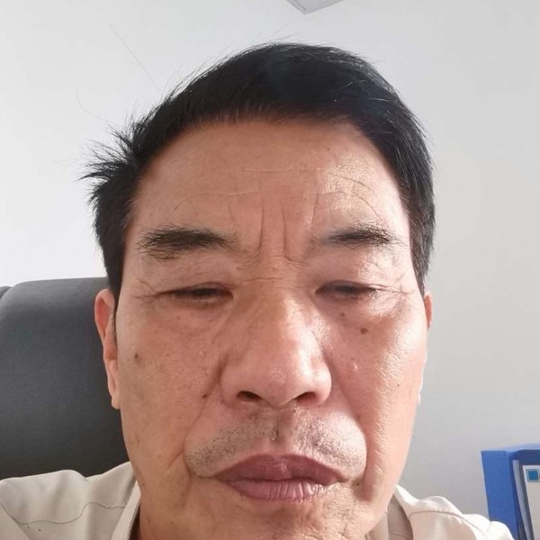 长颈鹿笑淡然的照片