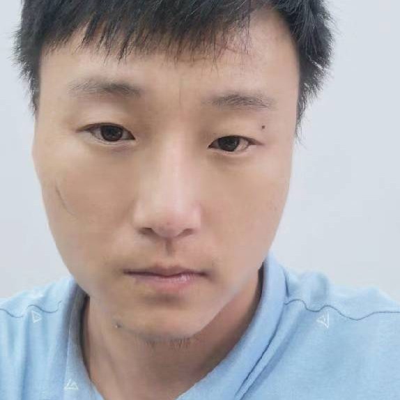 帅气挽手小懒猪的照片