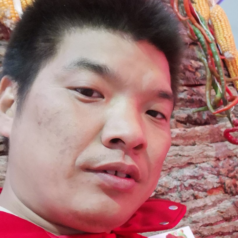 一个人吃醋红牛的照片
