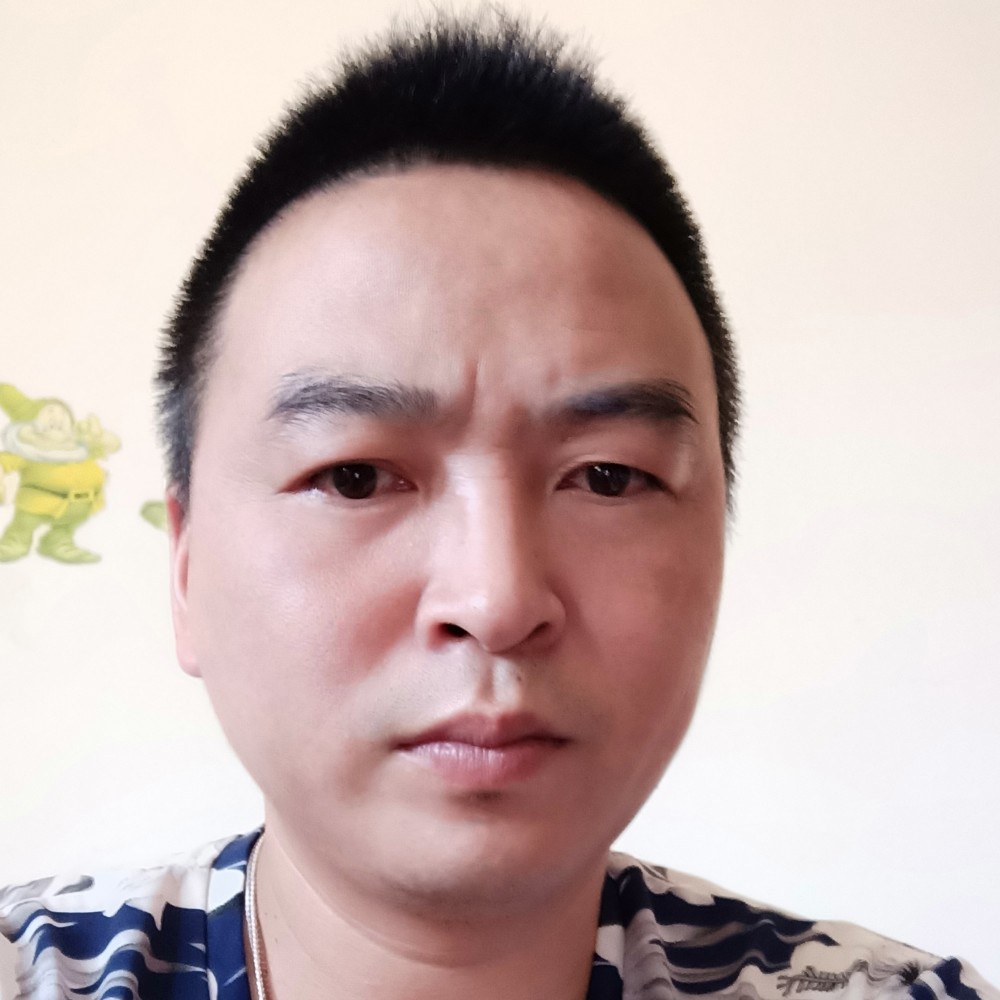 板凳端庄的照片