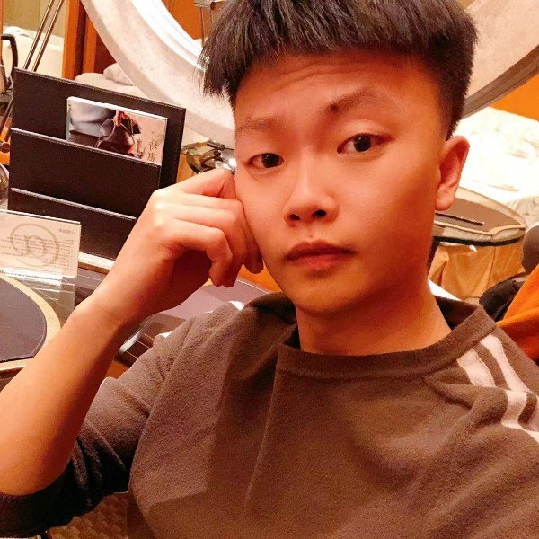 怕孤独深拥小猫咪的照片