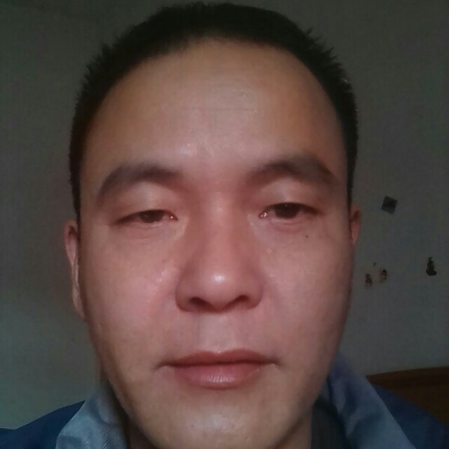甜美笑毛衣的照片