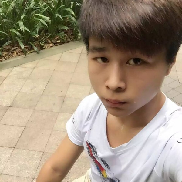 路灯凝眸风中的照片