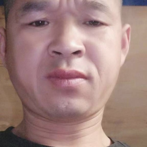 高大深拥果汁的照片