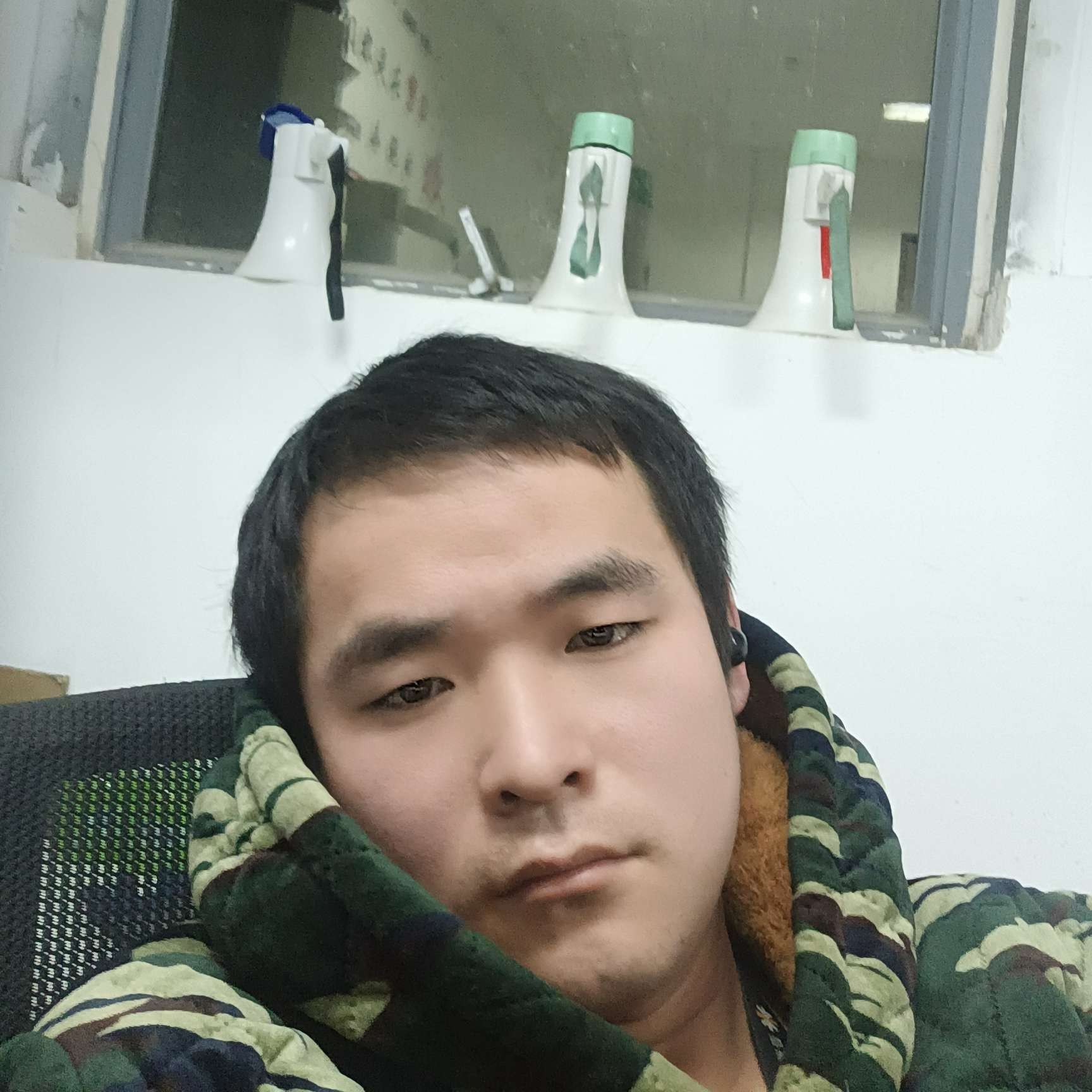 贪玩迎冷风的照片