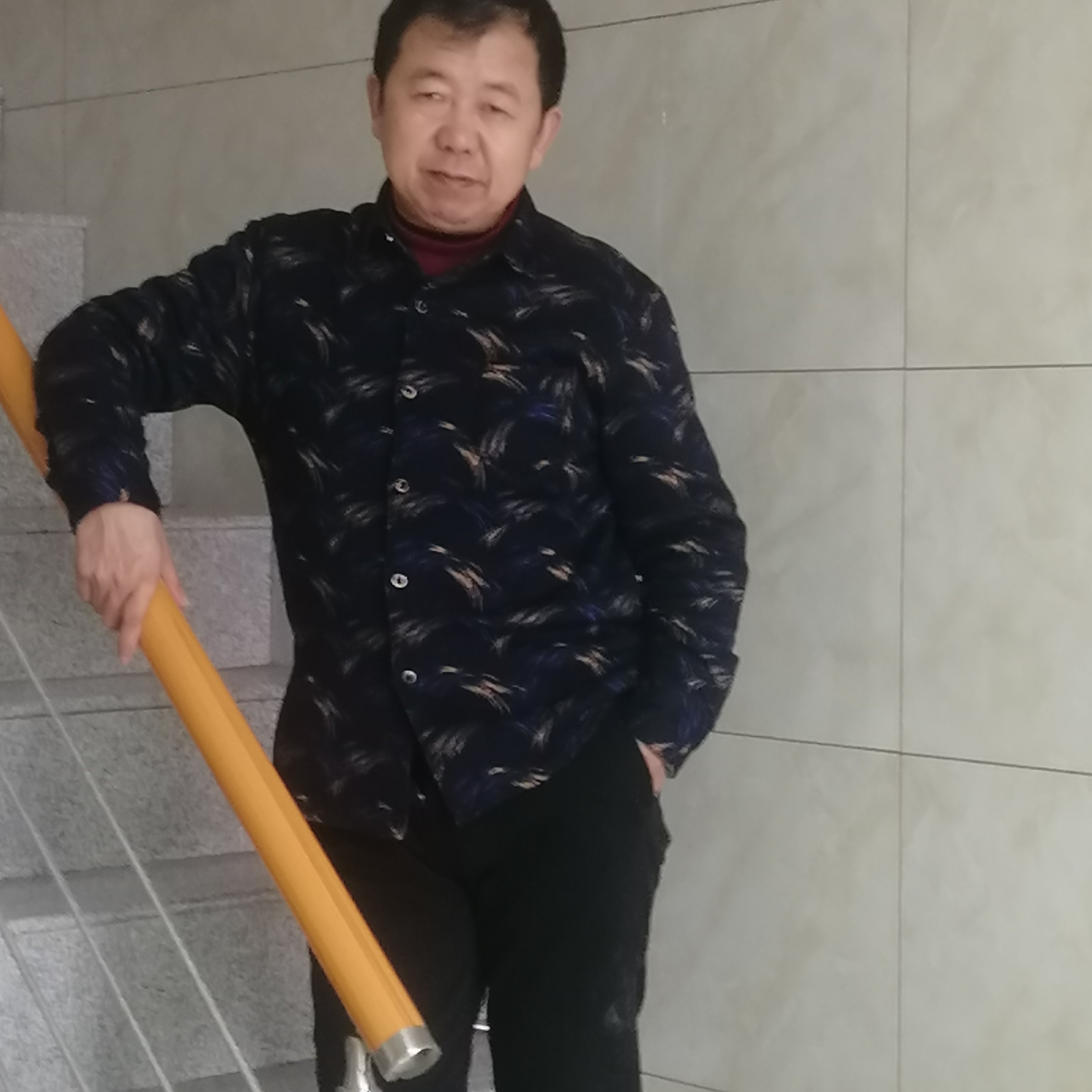 风趣挽手滑板的照片