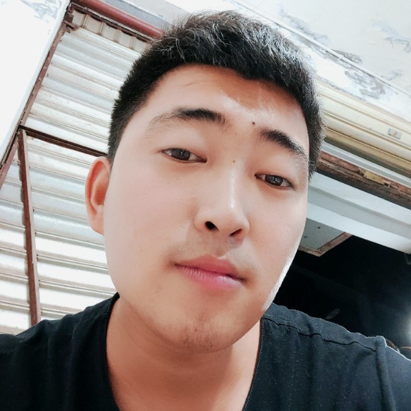 工地搬砖工的照片
