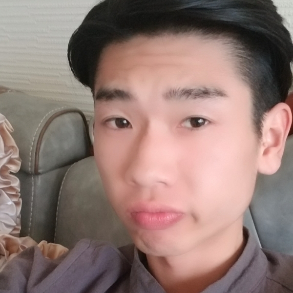 玻璃做的烟灰缸的照片