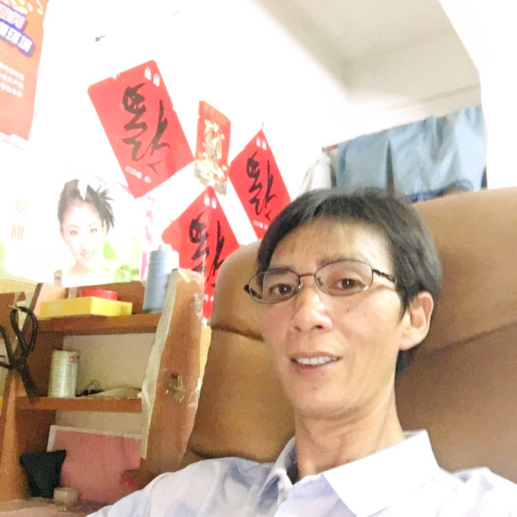 甜美浅吻书本的照片
