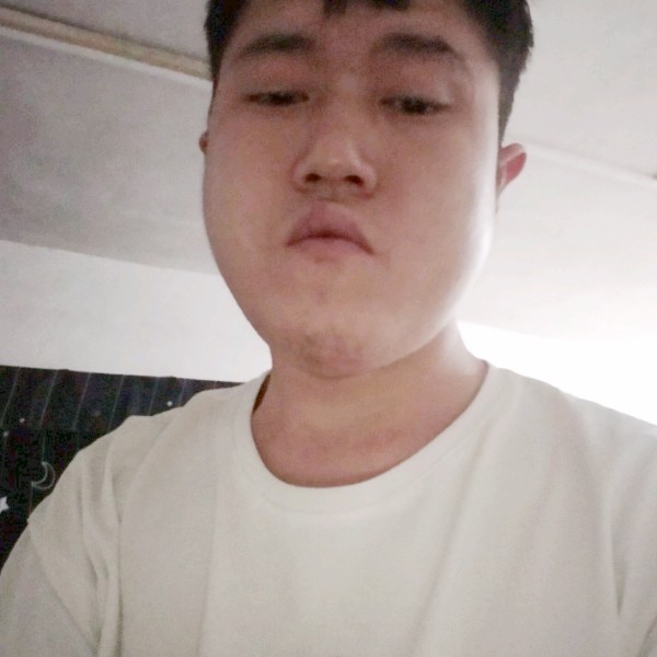 瑞雪蹙眉冷艳的照片