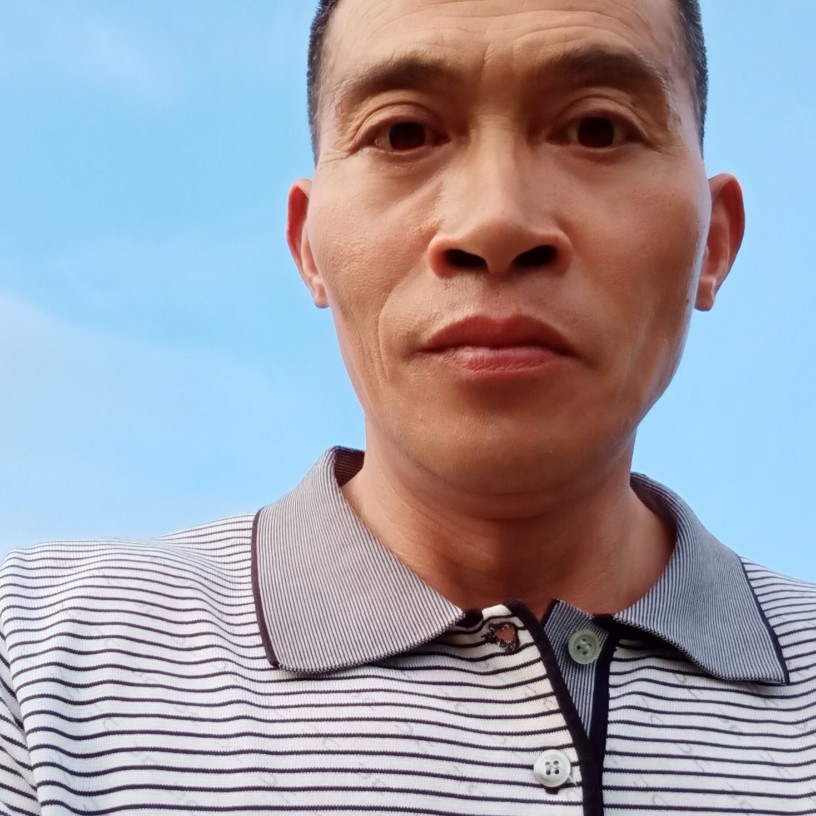 小巧回首蓝天的照片