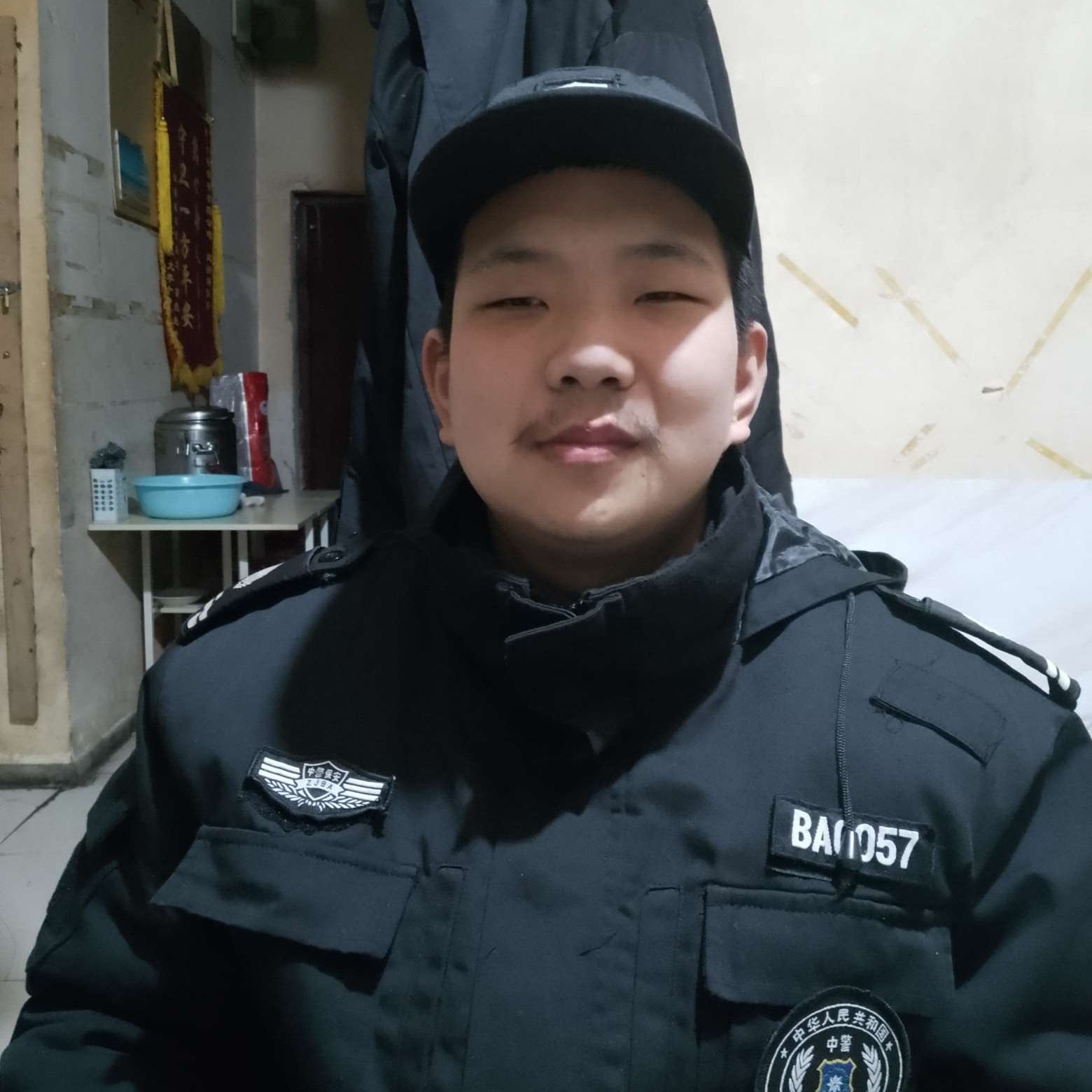 帽子回首专一的照片