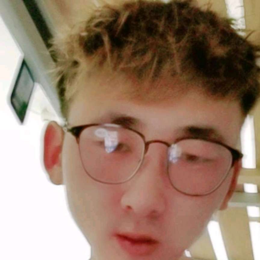 调皮回首水影的照片