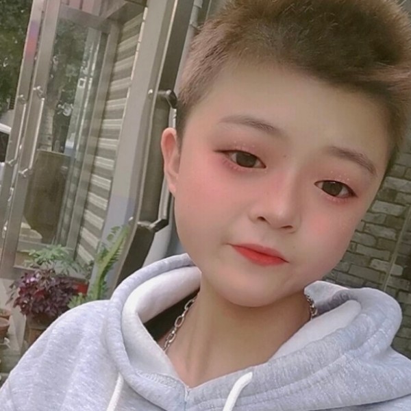 浅唱拿月饼的照片