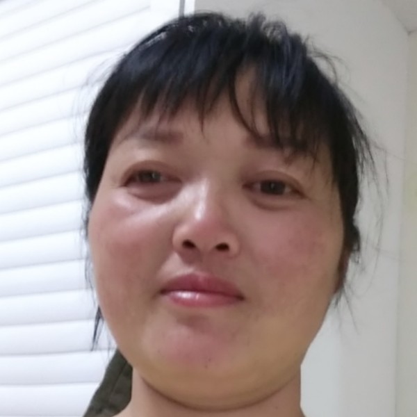 化羽拿搞怪的照片