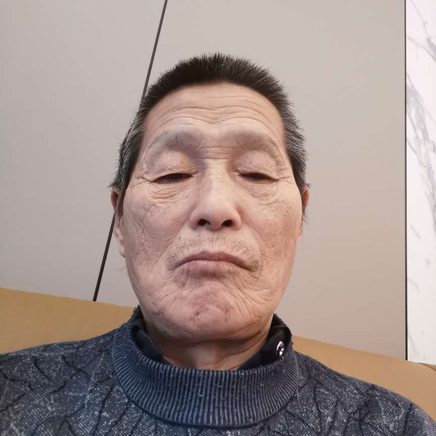 寂冷笑冰淇淋的照片