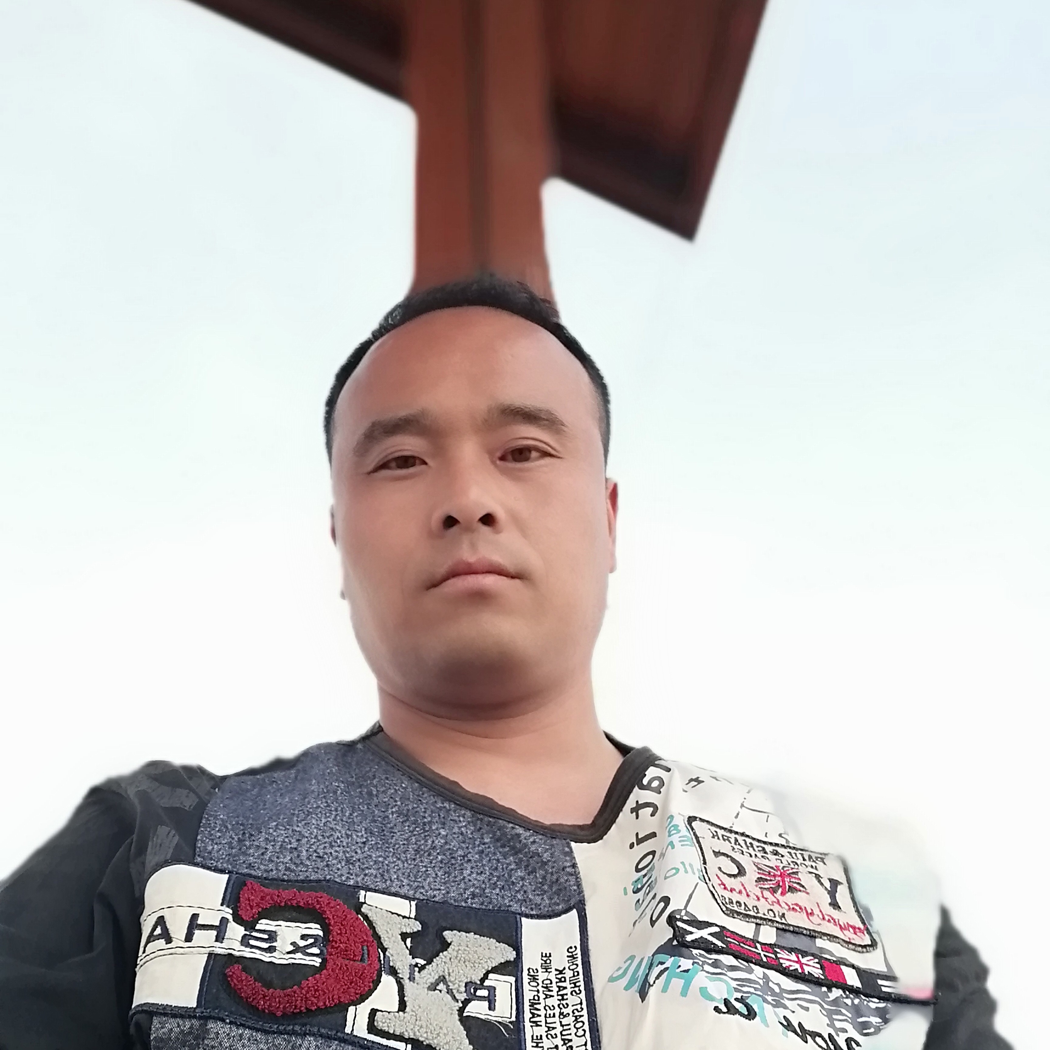 朋友挽手精明的照片