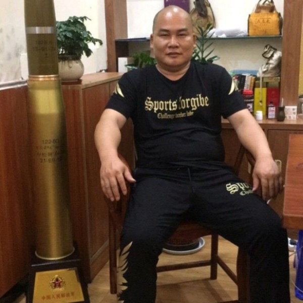 包容蹙眉黑夜的照片