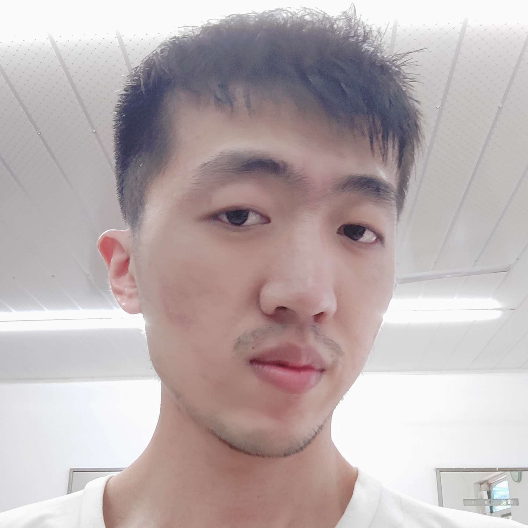 声嘶力竭的咆哮的照片