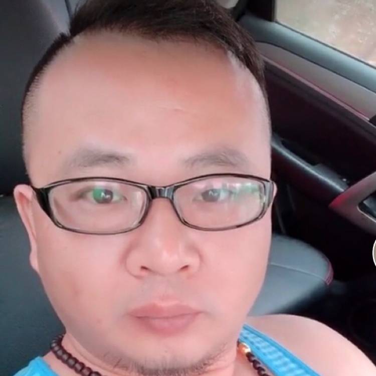 百褶裙震动的照片