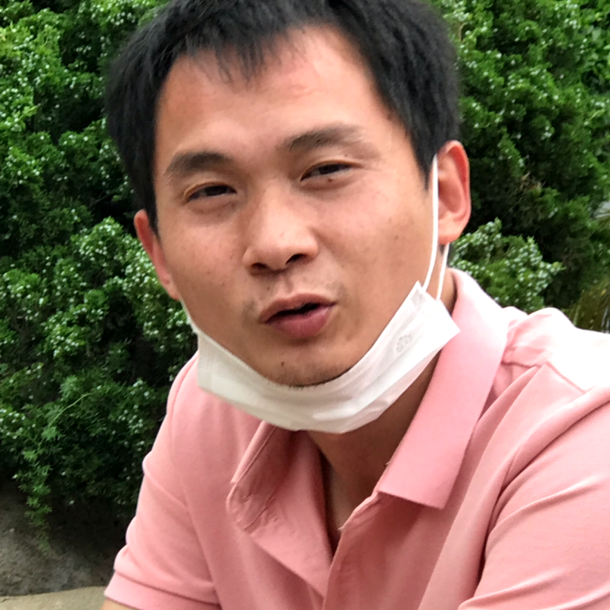 发箍挽手动人的照片
