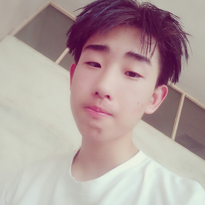 一个长不大的男孩的照片